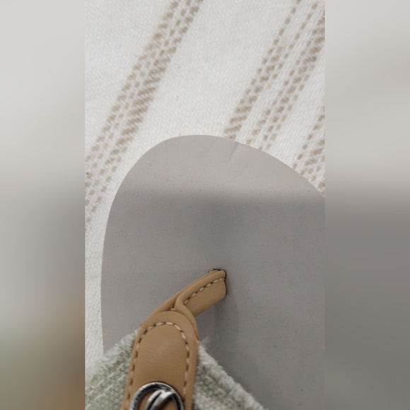 Nautica Flip Flops - Picture 2 of 5